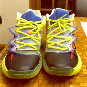 Sz 10 Nike Kryie basketball sneaker